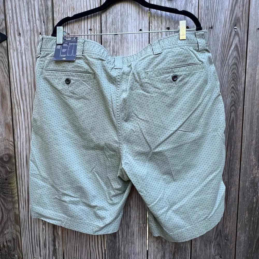 ST JOHNS BAY Light green Triangle design Flat Front Shorts Mens 40 NWT NEW